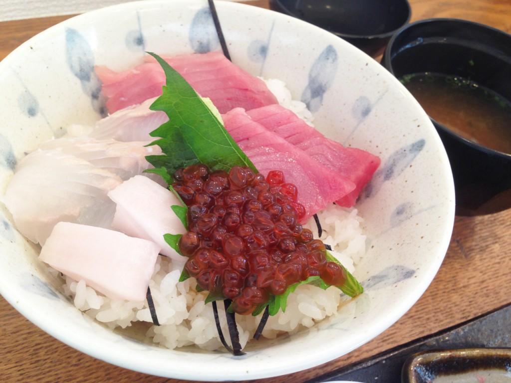 松川カレイ、キハダマグロとイクラの三色丼