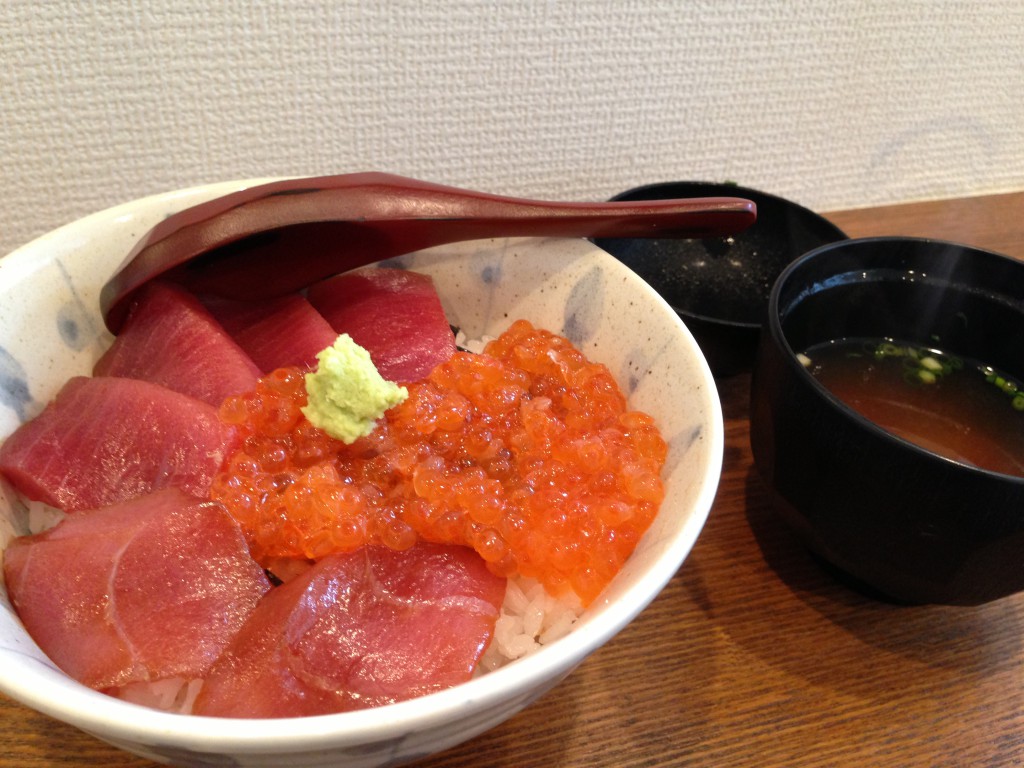 キハダマグロづけとイクラの二色丼