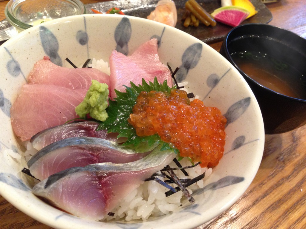 佐渡寒ブリ、小田原鯖とイクラの三色ちらし丼