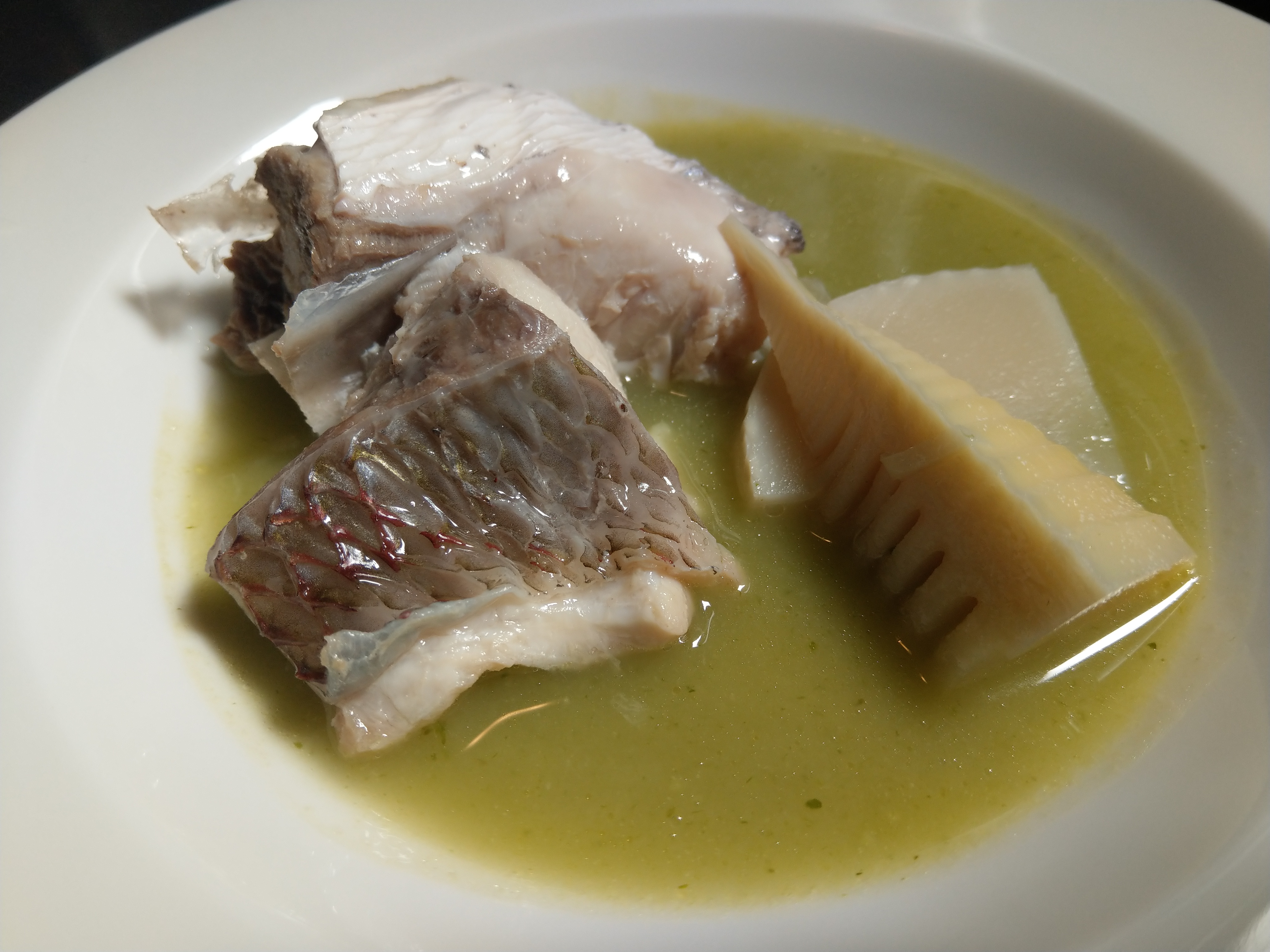 小田原 真鯛と《特》タケノコのスープ仕立て ペルー風パクチースープ