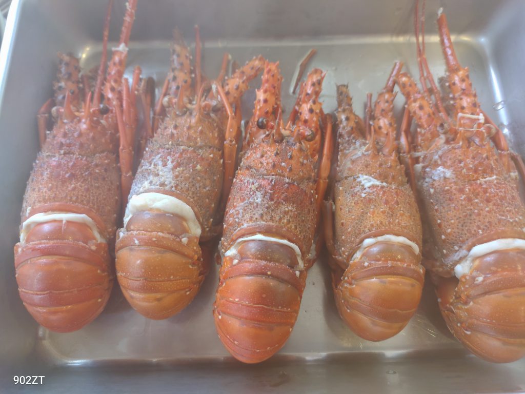 焼津 伊勢海老と北海道 時鮭のサフランスープ 階段ノ上ノ食堂